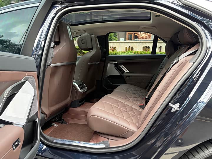 BMW 7 Series, 2024 — фото 7 из 9
