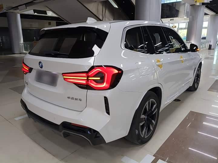 BMW iX3, 2023 — фото 7 из 9