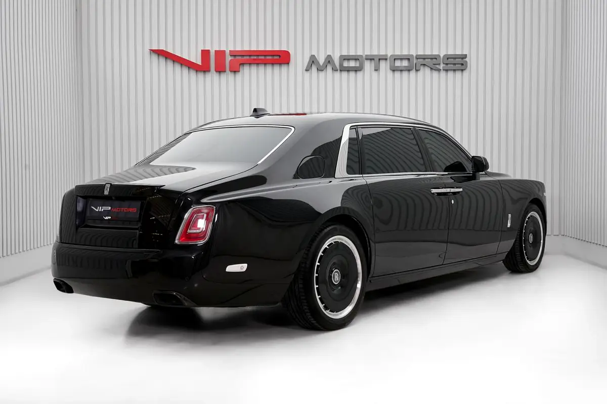 Rolls-Royce Phantom, 2024 — фото 4 из 10