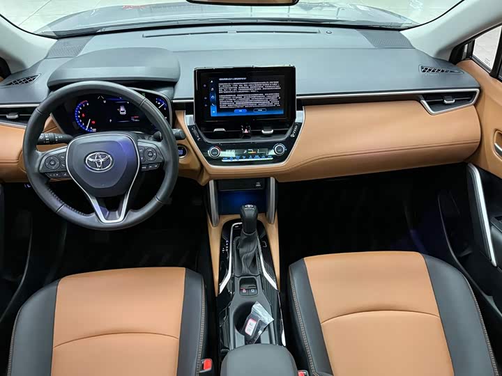 Toyota Corolla Cross, 2022 — фото 2 из 9