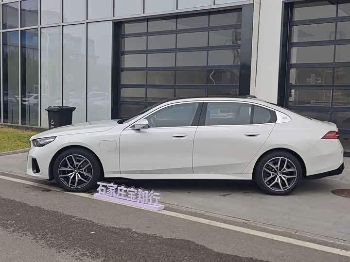 BMW i5, 2025 — фото 4 из 9