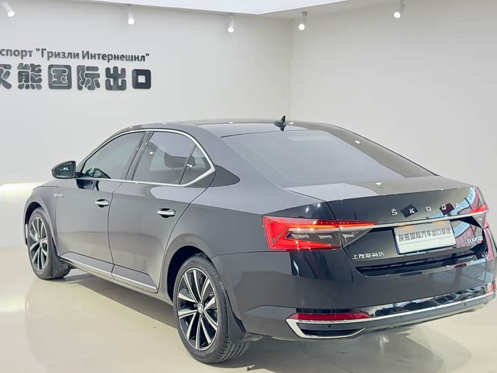 Skoda Superb, 2023 — фото 6 из 9