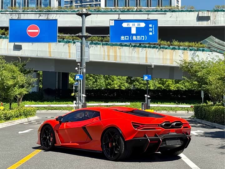 Lamborghini Revuelto, 2025 — фото 9 из 9