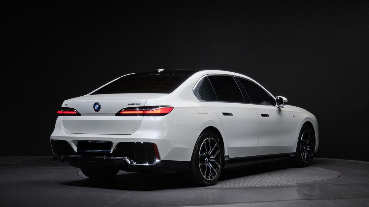 BMW i7, 2023 — фото 2 из 12