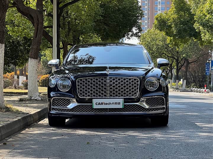 Bentley Flying Spur Hybrid, 2022 — фото 2 из 9