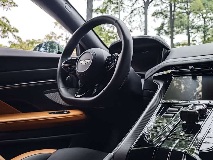 Aston Martin DB12, 2024 — фото 9 из 9
