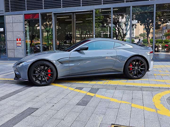 Aston Martin V8 Vantage, 2022 — фото 6 из 9