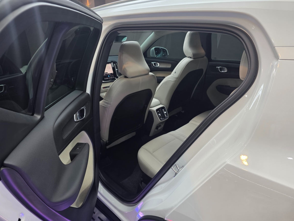 Volvo XC40, 2024 — фото 10 из 12