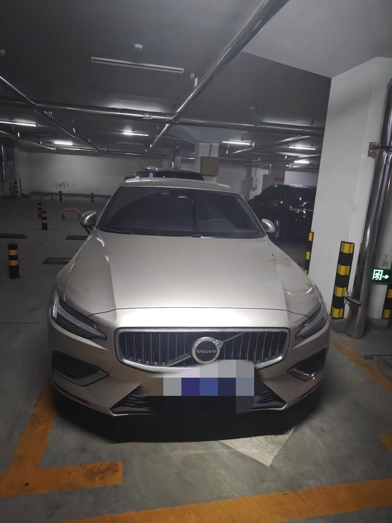 Volvo S60, 2022 — фото 2 из 4