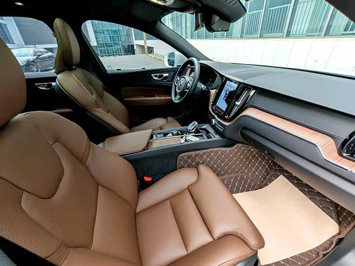 Volvo XC60 Hybrid, 2023 — фото 5 из 9
