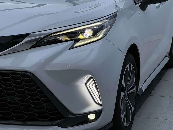 Toyota Granvia, 2023 — фото 6 из 9