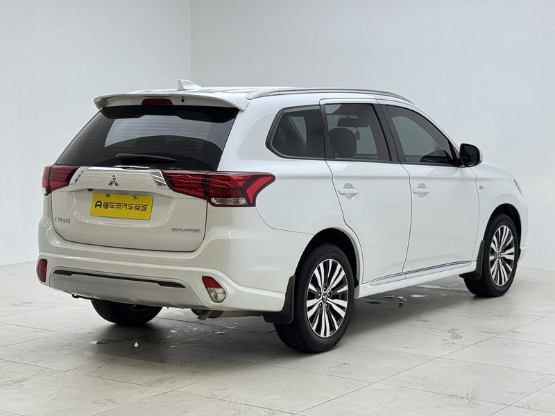 Mitsubishi Outlander, 2023 — фото 7 из 12