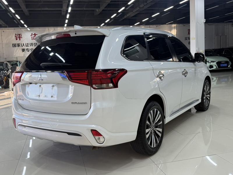 Mitsubishi Outlander, 2022 — фото 6 из 12