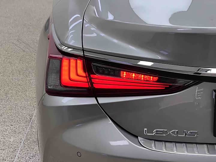 Lexus ES, 2022 — фото 5 из 9
