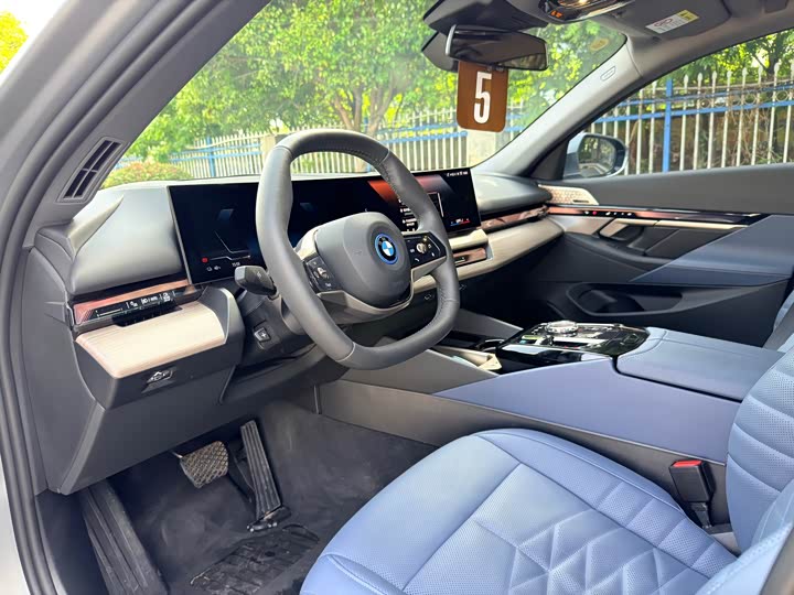 BMW i5, 2025 — фото 3 из 7