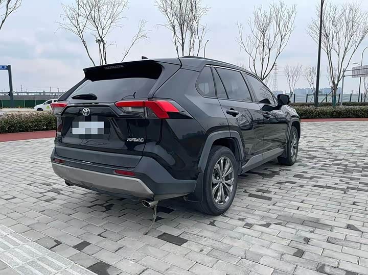 Toyota RAV4, 2023 — фото 7 из 9