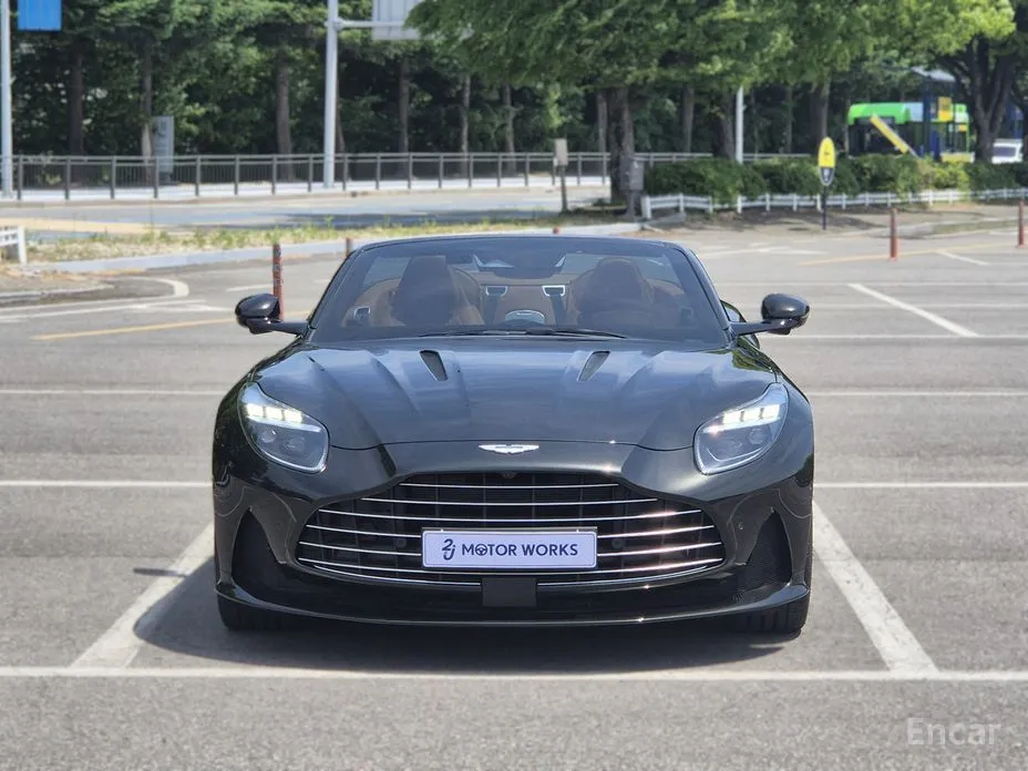 Aston Martin DB12, 2025 — фото 3 из 12