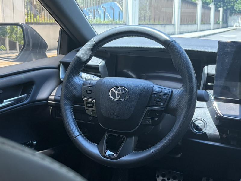 Toyota Camry, 2025 — фото 10 из 12