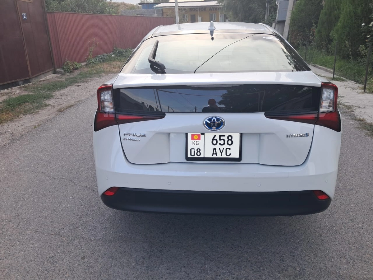 Toyota Prius, 2022 — фото 4 из 10