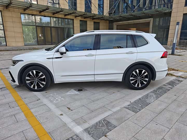 Volkswagen Tiguan L Pro, 2023 — фото 3 из 9