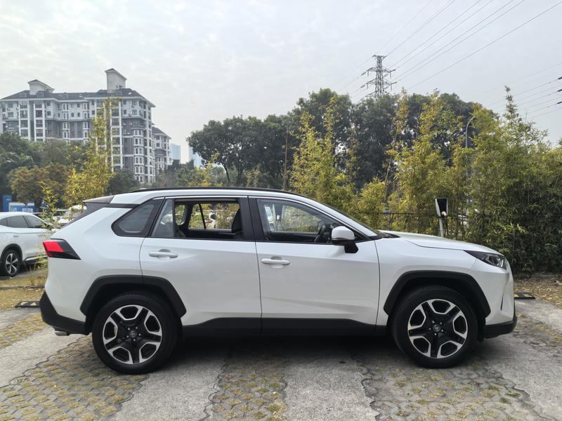 Toyota RAV4, 2021 — фото 7 из 10