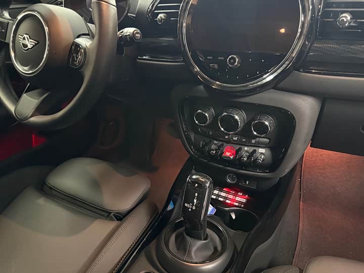 Mini Clubman, 2024 — фото 8 из 9