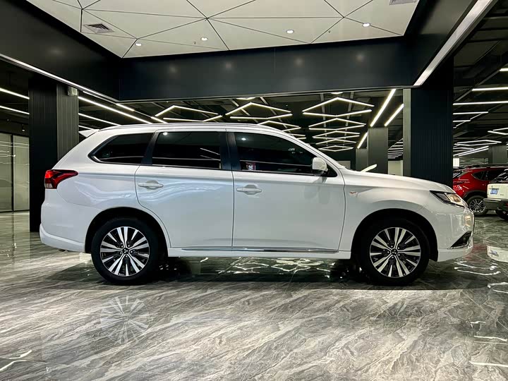 Mitsubishi Outlander, 2022 — фото 4 из 9