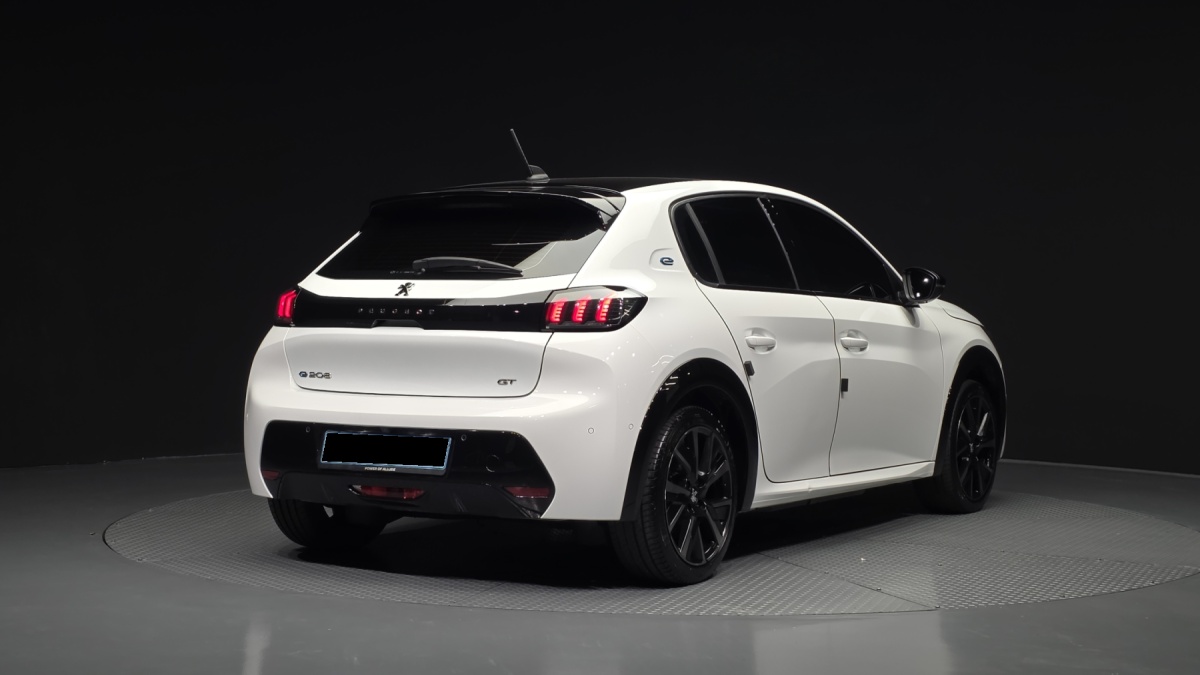 Peugeot 208, 2023 — фото 2 из 12
