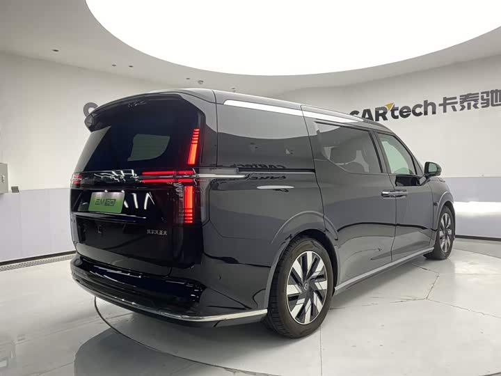 Volvo EM90, 2026 — фото 5 из 9