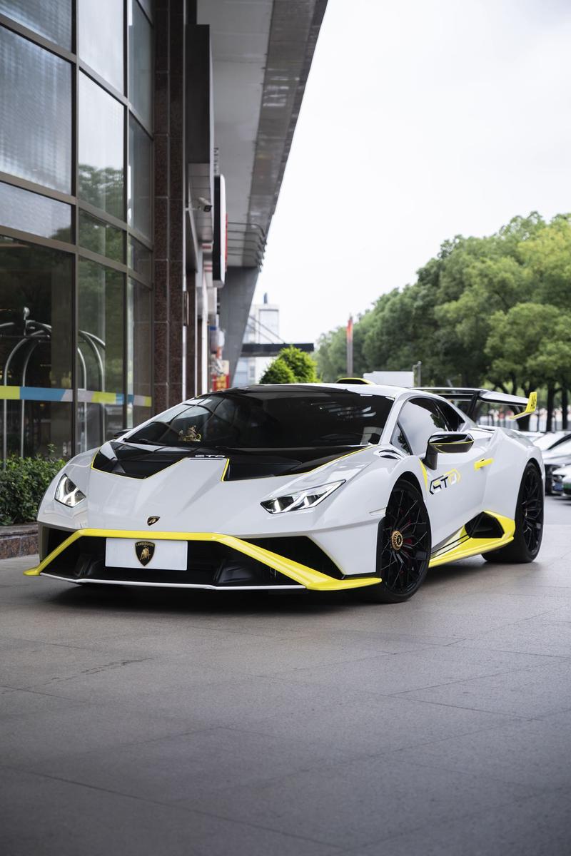 Lamborghini Huracán, 2023 — купить в Москве под ключ