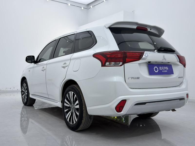 Mitsubishi Outlander, 2023 — фото 4 из 12