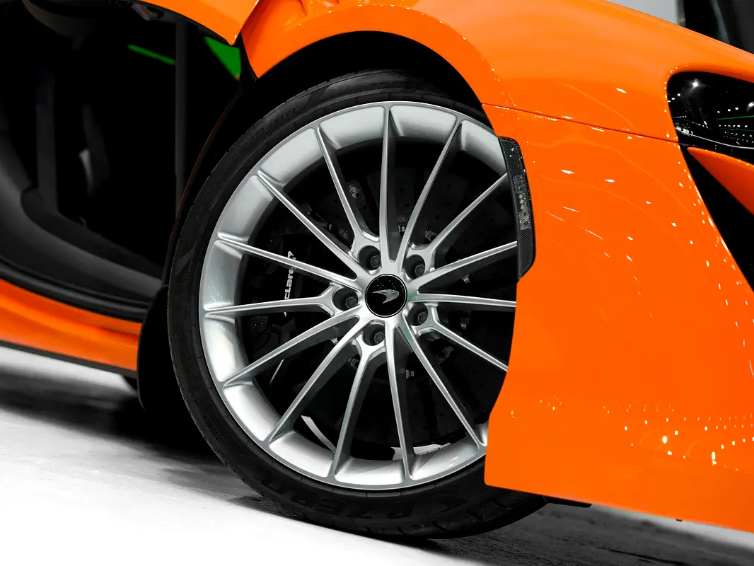 McLaren Artura, 2025 — фото 7 из 10