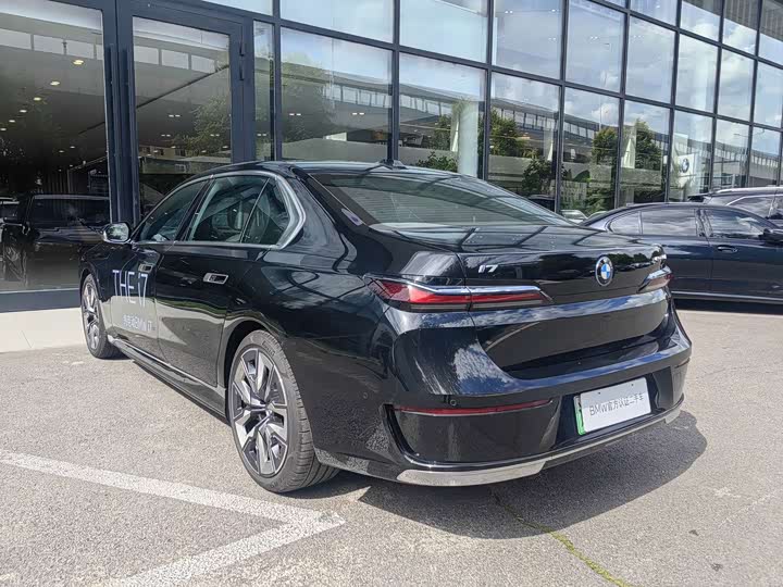 BMW i7, 2025 — фото 7 из 9