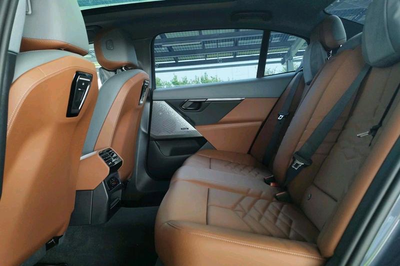 BMW i5, 2025 — фото 11 из 12