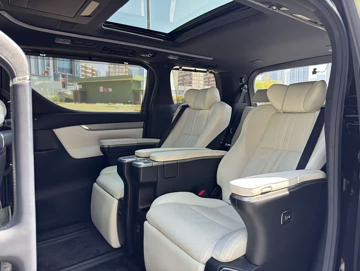 Toyota Alphard, 2025 — фото 7 из 9