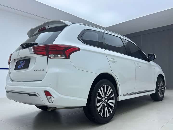 Mitsubishi Outlander, 2022 — фото 6 из 9