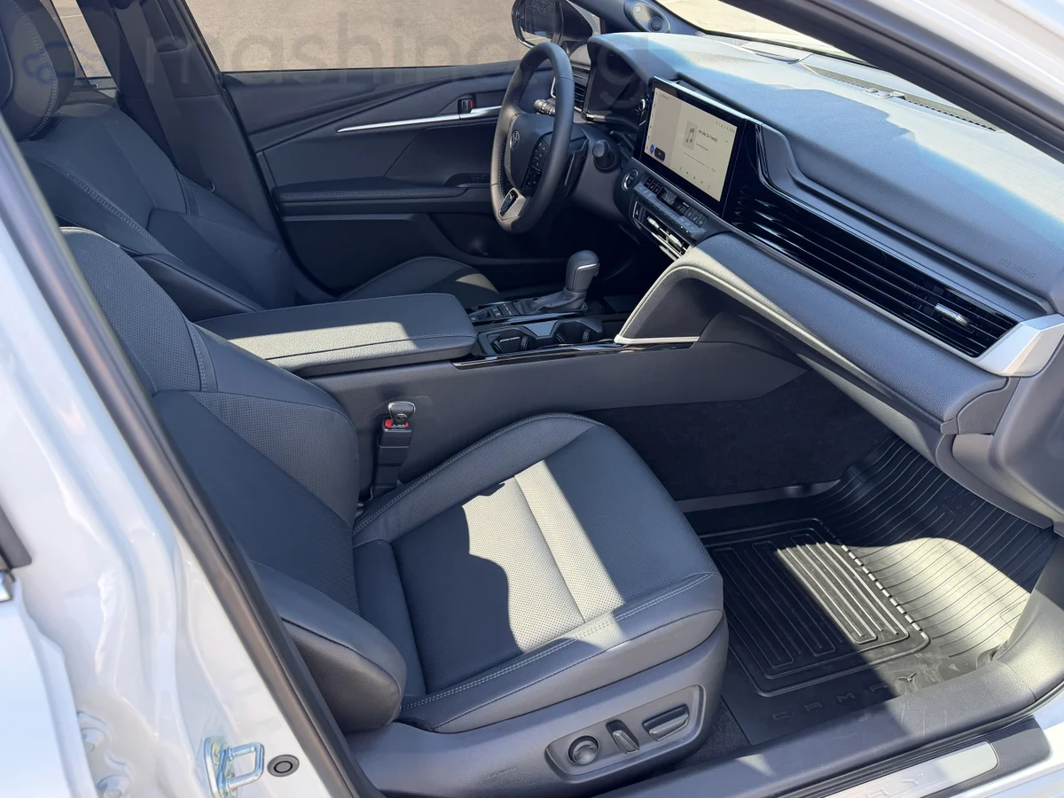 Toyota Camry, 2026 — фото 10 из 12