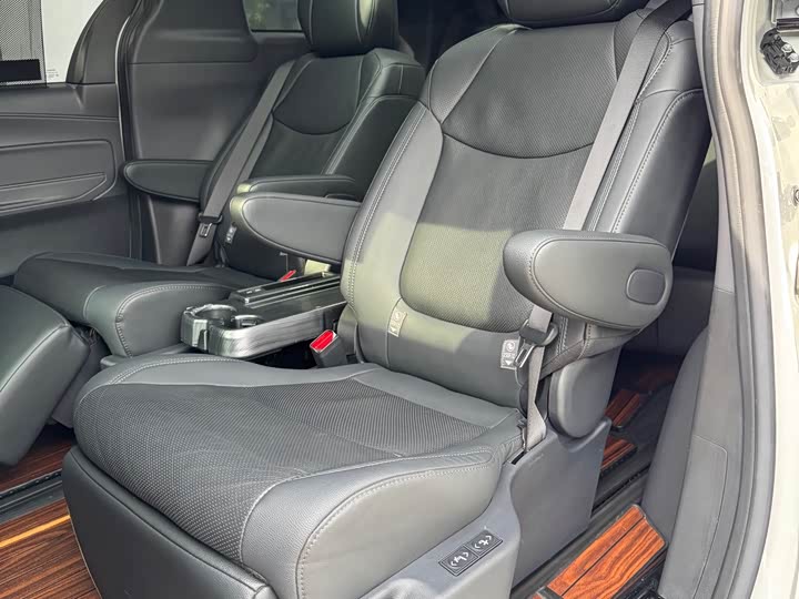 Toyota Sienna, 2023 — фото 9 из 9