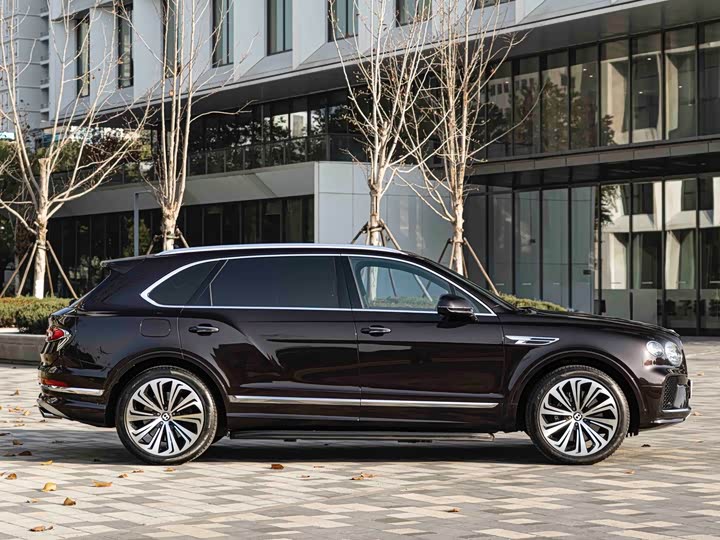 Bentley Bentayga, 2023 — фото 6 из 9