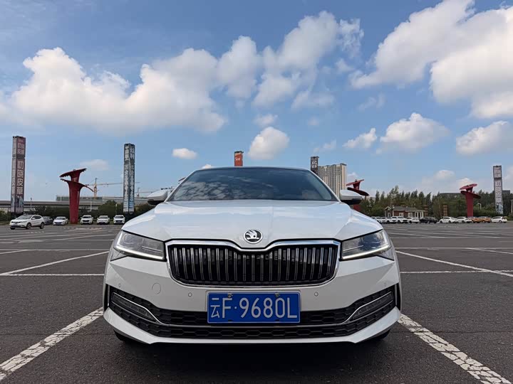 Skoda Superb, 2023 — фото 2 из 9