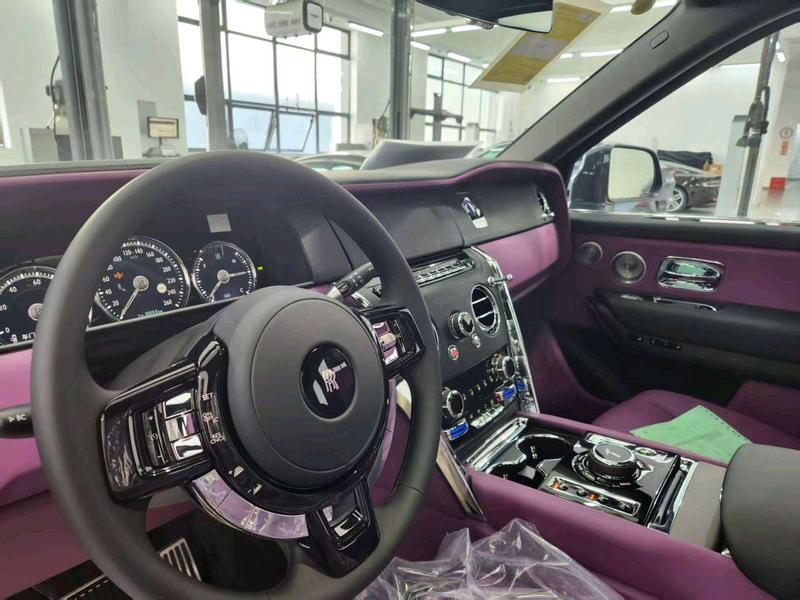 Rolls-Royce Cullinan, 2023 — фото 6 из 8