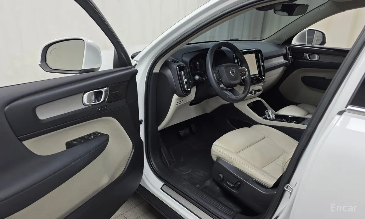 Volvo XC40, 2022 — фото 10 из 12