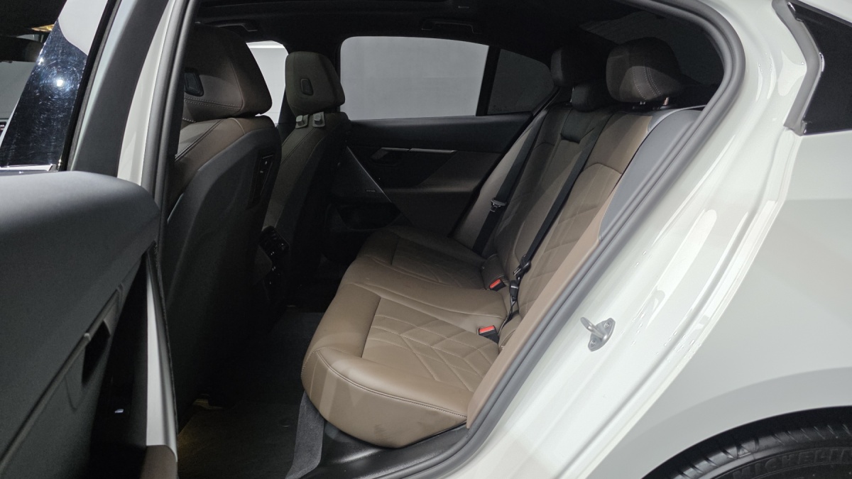 BMW 5 Series, 2025 — фото 12 из 12