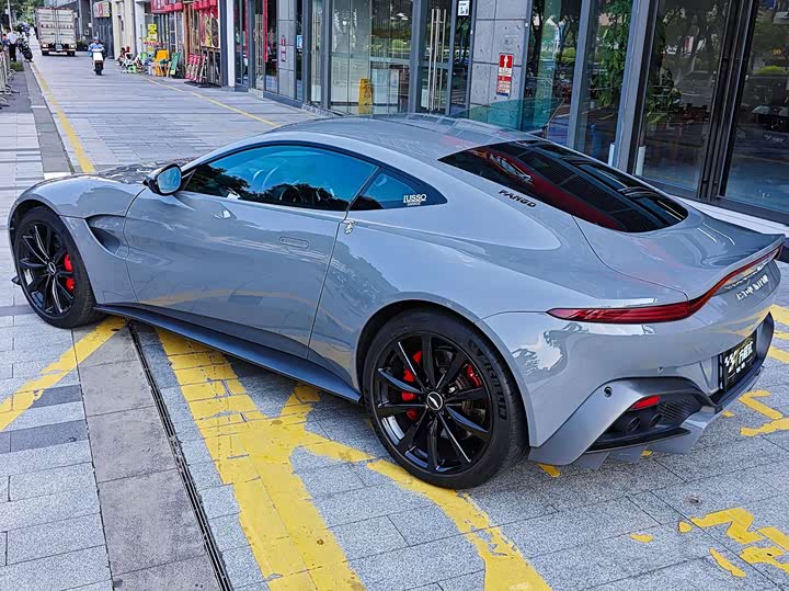 Aston Martin V8 Vantage, 2022 — фото 7 из 9