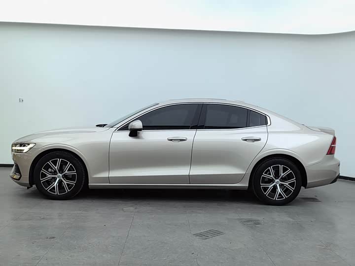 Volvo S60, 2022 — фото 7 из 9