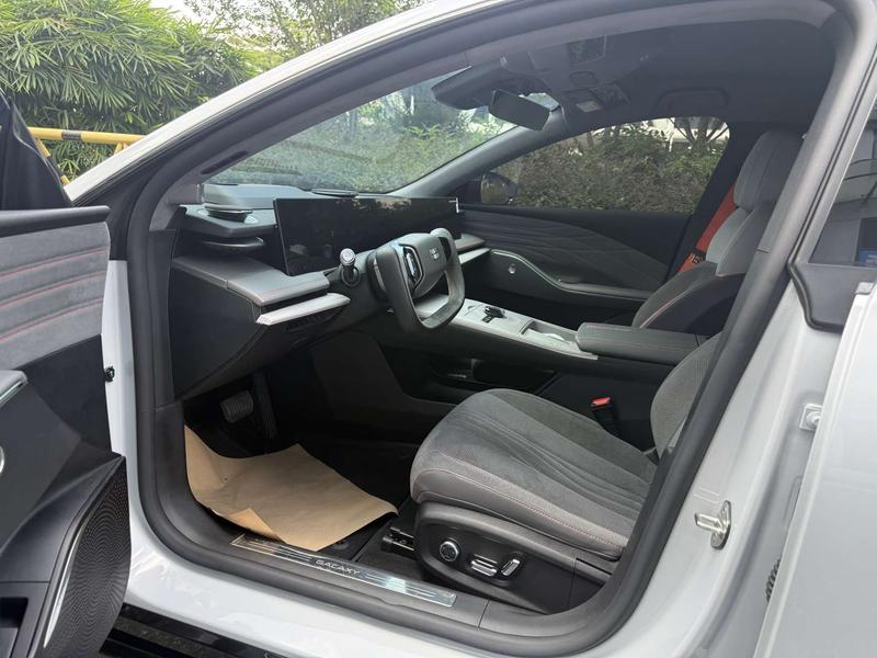 Geely Galaxy E8, 2024 — фото 9 из 11
