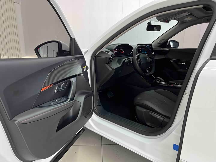 Peugeot 2008, 2023 — фото 7 из 9