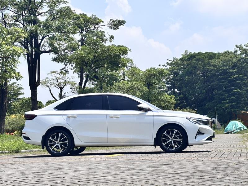 Geely Emgrand, 2022 — фото 8 из 12