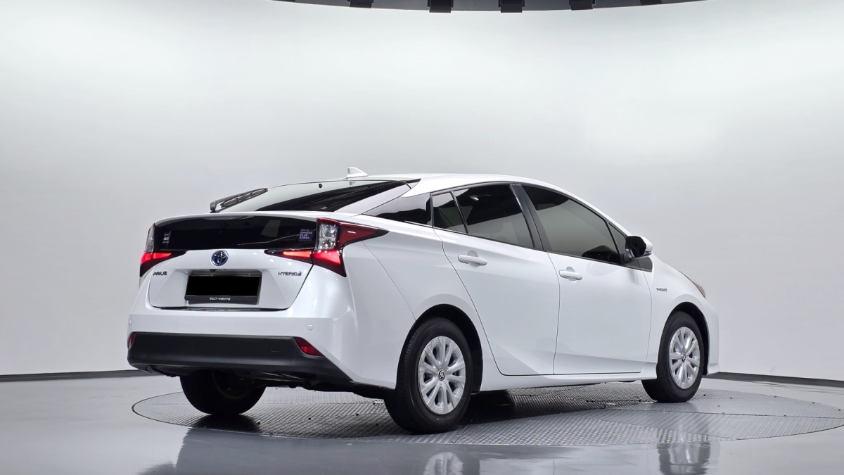 Toyota Prius, 2021 — фото 2 из 12