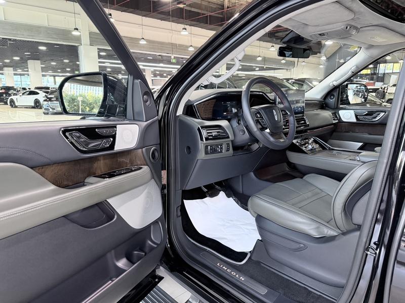 Lincoln Navigator, 2023 — фото 11 из 12